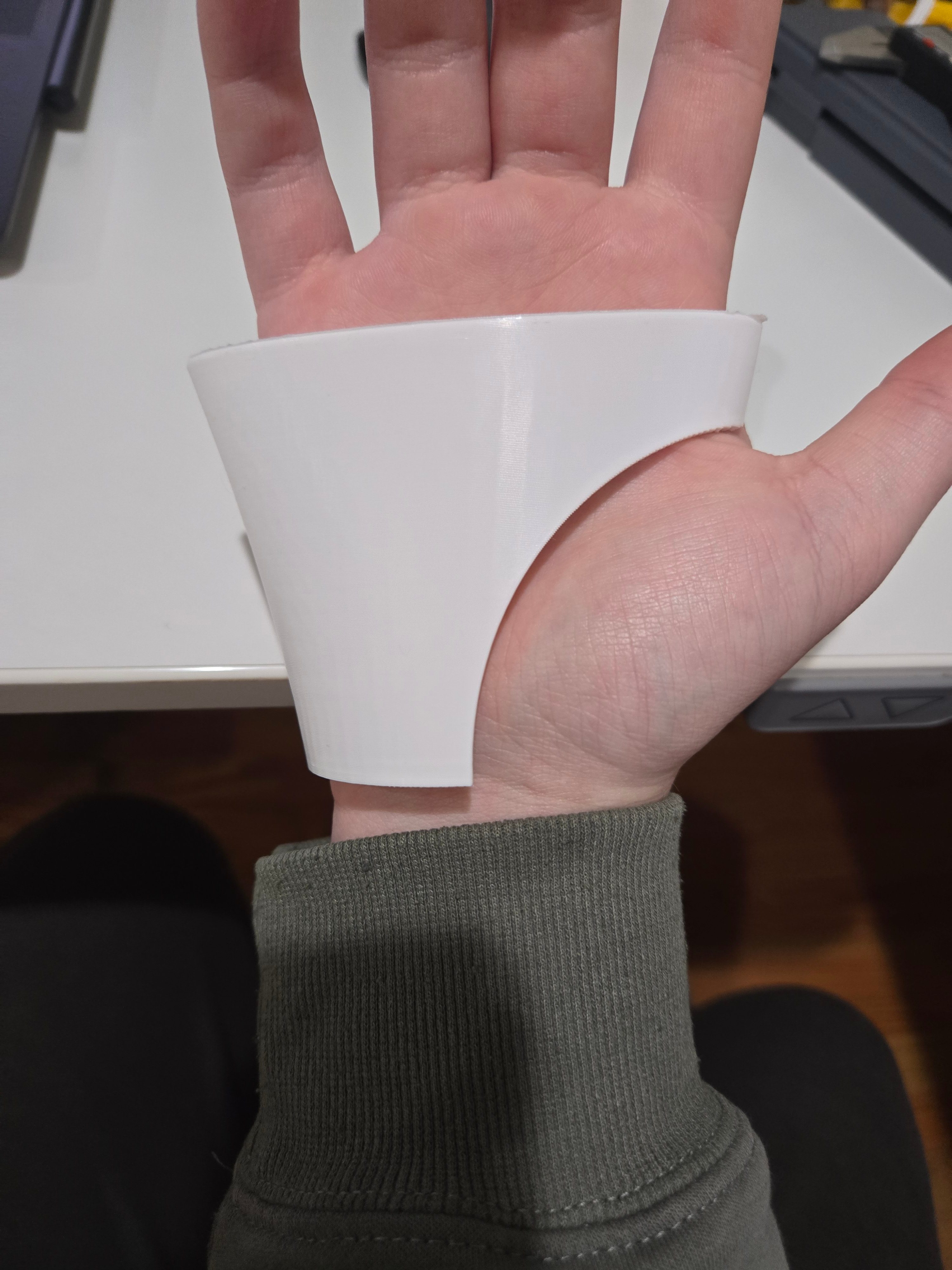 Thumb hole shape test on a physical brace prototype